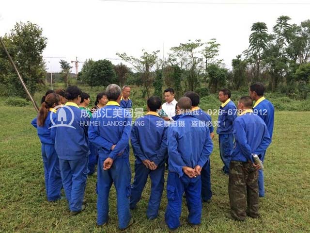 某項(xiàng)目部現(xiàn)場(chǎng)開(kāi)會(huì)